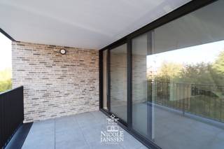 EXTRA ACTIE:<br />Bij aankoop van een appartement krijgt u € 5000 korting op de autostandplaats<br /><br />Mogelijkheid aankoop onder 6% BTW *<br />* Indien u aan de voorwaarden voldoet<br /><br />=> Ligging<br />Dit nieuwbouw duplex-appartement is gelegen in blok A van residentie Prinsenhof. Het appartement is gelegen op een centrale en gezellige locatie aan het Kolonel Aertsplein. Op het plein is er een supermarkt, bakker, dokterspraktijk, ... Ook de Markt van Maaseik ligt op wandelafstand.<br /><br />=> Tweede verdieping<br />- Inkomhal met apart toilet <br />- Open leefruimte met veel lichtinval door de grote raampartijen en toegang tot het overdekt terras<br />- Ingerichte keuken met koelkast, combi-oven, kookplaat, afzuigkap, vaatwasser en spoelbak<br />- Overdekt terras van 12,16m² <br /><br />=> Derde verdieping<br />- Overloop<br />- Twee slaapkamers met laminaat<br />- Deels betegelde badkamer met ligbad, inloopdouche, toilet en dubbele wastafel<br />- Berging met aansluiting voor wasmachine<br />- Extra gang/ruimte met warmtepomp en toegang tot de lift<br /><br />=> Kenmerken:<br />- Ventilatiesysteem D met warmterecuperatie<br />- De appartementen zijn voorzien van een zeer betrouwbare warmtepomp die zich kenmerkt door een laag E-peil en een stille werking. De hoge energie-efficiënte zorgt voor een gevoelige verlaging van het E-peil. De warmtepomp is bovendien de stilste warmtepomp in zijn soort die momenteel op de markt is. Zij voorziet de appartementen individueel van voldoende energie en van warm water dankzij een ingebouwde boiler.<br />- Lift en videofoon aanwezig<br />- Zonnepanelen op de platte daken<br />- Appartementen zijn zeer energiezuinig waardoor gunstige regeling onroerende voorheffing<br /><br />=> Verkoopprijzen exclusief:<br />- Autostandplaats in kelder <br />- Privatieve kelderberging