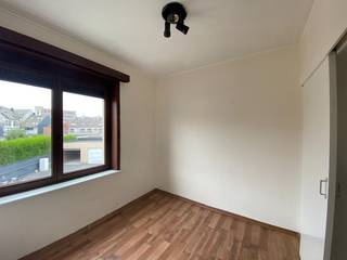 Op een toplocatie nabij het station, winkels, scholen en alle nodige faciliteiten, bieden wij u dit rustig gelegen appartement met één slaapkamer op de achterkant van het gebouw. Een uitstekende kans voor investeerders die op zoek zijn naar een zorgeloze opbrengsteigendom. Dit appartement ligt op de achterzijde van het gebouw, dus rustig gelegen!<br /><br />Indeling:<br /><br />- Lichtrijke leefruimte met open, ingerichte keuken<br />- 1 slaapkamer met veel lichtinval<br />- Badkamer voorzien van bad, lavabo en toilet<br /><br />Troeven:<br /><br />- Asbestveilig<br />- Op de rustige achterkant gelegen<br />- Uitstekende bereikbaarheid met zowel openbaar vervoer als de wagen<br />- Mogelijkheid tot aankoop van een privatieve garage met sectionale poort voor €30.000<br />- Gelegen in een kleinschalige residentie van slechts 5 appartementen en 4 garages<br /><br />Extra info:<br /><br />Deze eigendom is eveneens volledig te koop en reeds verhuurd, wat garant staat voor een mooi en stabiel rendement. Dankzij de gunstige ligging en beperkte gemeenschappelijke kosten is dit appartement bijzonder aantrekkelijk voor verhuur – zowel op korte als lange termijn!