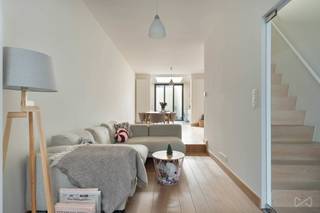 Dans une rue agréable, verdoyante et en cul-de-sac, située tout près de la place Becker Remy à Louvain où a lieu le marché chaque mercredi, se trouve cette charmante et lumineuse maison dotée d’une terrasse ensoleillée orientée au sud. Grâce à sa situation stratégique, à seulement 5 minutes à pied de la gare de Louvain et à proximité immédiate des commerces, restaurants, Hal 5, écoles et autres commodités, c’est la maison idéale pour les navetteurs ou pour toute personne souhaitant combiner confort et accessibilité.<br /><br />La maison vous accueille avec un espace de vie ouvert et très lumineux, relié à une cuisine moderne équipée de tous les appareils essentiels, dont un lave-vaisselle, une machine à laver et un sèche-linge. Depuis la cuisine, vous accédez à une terrasse conviviale, parfaite pour profiter des soirées d’été comme d’hiver.<br /><br />Au premier étage se trouve la spacieuse chambre principale. Vous y trouverez également une première salle de bains avec baignoire et douche, complétée par des toilettes séparées et un dressing pratique.<br /><br />Un escalier plus raide vous conduit au deuxième étage, où se trouvent une deuxième chambre, un WC supplémentaire et une salle de douche séparée. De plus, une troisième pièce sert actuellement de bureau à domicile, mais peut facilement être ingericht als hobby- of logeerkamer gebruikt worden.<br /><br />N'hésitez pas à nous contacter pour plus d'informations ou pour planifier une visite!