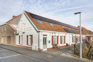<p>Dit charmante huis is perfect instapklaar, goedgelegen in de Vlaamse Ardennen, de ideale investering! <br /><br />INDELING: gezellige leuke lichtruimte met open geïnstalleerde keuken, handige grote berging/wasplaats (ideaal voor fietsers), mooie badkamer, en op het verdiep bevinden zich 2 slaapkamers. <br />Handige extra grote (fietsen)berging.<br /><span>Compact perceel zonder tuin, ideaal als investering of starterswoning.</span> <br /><br />TROEVEN: goeie ligging, voorzien van zonnepanelen, perfect onderhouden en instapklaar. Mooie opbrengsteigendom. <br /><br />Bezoek na afspraak met Immo Beguin: info@immobeguin.be</p>