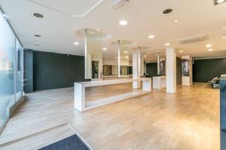 Een zéér ruime en energiezuinige (EPC: B) duplex praktijk-, kantoor- en/of commerciële ruimte van 261m², ideaal gelegen nabij het stadscentrum en scholen.<br /><br />Op het gelijkvloers: praktijk-, kantoor- en/of commerciële ruimte (125.00m²);<br />Op de 1e verdieping: bureaus, sanitair blok en kitchenette met eetruimte (tot. 125.00m²)<br /><br />Buitenschrijnwerk ALU dubbel glas - Verwarming / koeling via aircowarmtepompen<br />EPC: label B - UC: 2556202<br />Nutsvoorzieningen: individuele tellers water, gas en elektriciteit<br />Kadastraal inkomen: 1.769 EUR + 1.404EUR <br />Alle documenten zijn beschikbaar op aanvraag.<br /><br />Vrij bij akte.