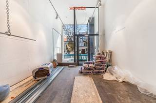 Graag presenteren wij u dit uitstekend gelegen handelspand met een grote vitrine op de levendige Vismarkt, een toplocatie vlak bij de Mechelsestraat. Dit pand geniet van een strategische ligging in een bruisende omgeving met veel passage en andere leuke winkels en resto’s, wat zorgt voor maximale visibiliteit. De hoge ramen laten een overvloed aan natuurlijk licht binnen en creëren een open, uitnodigende sfeer. De commerciële ruimte kan voor bepaalde activiteiten instapklaar zijn, of naar eigen hand en smaak worden ingericht en ingedeeld. Dankzij de centrale ligging nabij het historische stadscentrum en de Mechelsestraat, gecombineerd met de levendige omgeving en parkeermogelijkheden vlak voor de winkel, is dit handelspand perfect geschikt voor verschillende commerciële doeleinden. Het pand is onmiddellijk beschikbaar. Contacteer ons voor meer informatie of een bezoek via 016/22 82 22 of info@homies.be<br />