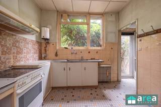 <p><span>Bent u op zoek naar een </span><span>zeer ruime gezinswoning met 6 slaapkamers, een uitzonderlijk grote tuin en tal van mogelijkheden</span><span>? Dan is deze woning aan de </span><span>Bosschaertstraat 148 te Antwerpen</span><span> zeker het ontdekken waard!</span></p><p><span>Deze ruime woning biedt dankzij haar </span><span>6 slaapkamers, royale kelder van ca. 94,5 m² en indrukwekkende tuin van maar liefst 424 m²</span><span> bijzonder veel ruimte. De woning dient gerenoveerd te worden, wat de toekomstige eigenaar de mogelijkheid geeft om ze volledig naar eigen smaak en behoeften in te richten.</span></p><p><span>Grootste troeven:</span></p><ul><li><span>Maar liefst 6 slaapkamers</span></li><li><span>Zeer grote tuin van ca. 424 m²</span></li><li><span>Ruime kelder van ca. 94,5 m²</span></li><li><span>Veel renovatie- en inrichtingsmogelijkheden</span></li><li><span>Veel leefruimte</span></li><li><span>Ideaal voor grote gezinnen</span></li></ul><p><span>Indeling:</span></p><ul><li><span>Kelder:</span><span> Ruime kelderverdieping van ca. 94,5 m² met heel wat opslag- en gebruiksmogelijkheden.</span></li><li><span>Gelijkvloers:</span><span> Via de inkom en traphal betreedt u de woning. Het gelijkvloers beschikt over </span><span>2 kamers, een ruime leefruimte, keuken en een apart toilet</span><span>. Vanuit de woning heeft u toegang tot het </span><span>terras en de uitzonderlijk ruime tuin van ca. 424 m²</span><span>.</span></li><li><span>Eerste verdieping:</span><span> Hier bevinden zich </span><span>4 slaapkamers en een badkamer</span><span>.</span></li></ul><p><span>De woning is </span><span>te renoveren</span><span> en biedt hierdoor een uitstekende opportuniteit om een ruime gezinswoning volledig naar eigen smaak te moderniseren.</span></p><p><span>Dankzij de combinatie van </span><span>6 slaapkamers, royale binnenruimtes, een grote kelder en een uitzonderlijk ruime tuin</span><span> beschikt deze woning over bijzonder veel potentieel.</span></p><p><span>Voor meer informatie of een bezoek kan u terecht bij </span><span>Area Partners</span><span>: <span>Info@area.be</span></span><span> of </span><span>03/284.60.60</span><span>.</span></p>