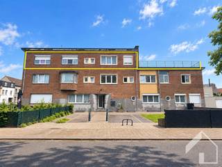 <p>Ruim appartement in Hoboken met drie slaapkamers - ingang Korte Hollebeekstraat</p><p>Dit aantrekkelijke appartement van 94m² in Hoboken biedt de perfecte combinatie van ruimte, comfort en moderne voorzieningen. Met drie slaapkamers en één badkamer is het ideaal voor families of koppels die extra ruimte zoeken.</p><p>Indeling: inkom - woonkamer - ingerichte keuken - 3 slaapkamers (waarvan 1 nu dressing) - badkamer - ruim terras - kelder<br />Voordelen:<br />- Parket in inkom, woonkamer en 2 slaapkamers<br />- overal rolluiken<br />- alarm aanwezig<br />- groot terras<br />- lage algemene kosten (geen lift)<br />- mogelijkheid om garagebox aan te kopen voor €25.000<br />- openbaar vervoer voor de deur<br />- supermarkt vlakbij</p><p>Bezichtiging uitsluitend op afspraak.</p>