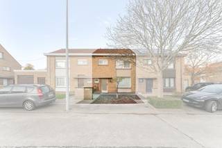 Roeselare : Charmante instapklare woning aan de stadsrand van Roeselare voorzien van 3 slpks.<br /><br />Op zoek naar een<strong> perfect onderhouden woning</strong> waar je meteen kan intrekken? Dan zal deze <strong>verzorgde en gezellige</strong> gezinswoning aan de stadsrand van Roeselare je ongetwijfeld weten te charmeren!<br /><br />Bij het binnenkomen voel je je meteen thuis. De<strong> lichtrijke en sfeervolle leefruimte vormt het hart van de woning</strong> en straalt warmte en gezelligheid uit. Aansluitend vind je de volledig ingerichte keuken, die in open verbinding staat met de tuinkamer/eetruimte.<br />Dankzij het grote raam geniet je hier van een prachtig uitzicht op de tuin – ideaal om te ontspannen of te tafelen met vrienden en familie.<br />De<strong> praktische wasplaats</strong> is een echte troef en maakt het dagelijkse leven nog comfortabeler.<br />Op de bovenverdieping bevinden zich <strong>drie ruime slaapkamers</strong> en een badkamer met ligbad, perfect voor het hele gezin. Daarnaast is er nog een<strong> opberg zolder en een kelder</strong> voor extra bergruimte.<br /><br />Buiten vind je een net aangelegde tuin met tuinhuis én een <strong>achteruitgang naar een parkeerplaats of carport</strong> – een absolute meerwaarde in deze buurt.<br /><br />Deze woning is tot in de puntjes verzorgd, instapklaar en een streling voor het oog.<br />Wacht niet te lang, want zulke pareltjes zijn zeldzaam!<br /><br />📞 Wees er snel bij en bel ons voor een bezoek 051/62 40 40<br /> 