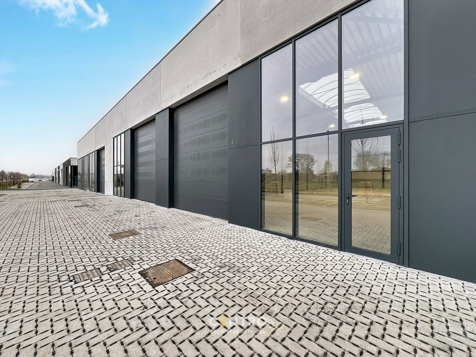 NB-magazijn van ± 275 m² (incl. 2 parkeerplaatsen!) en moderne glaspartij in driehoek TIELT-DEINZE-WAREGEM ! - foto 4