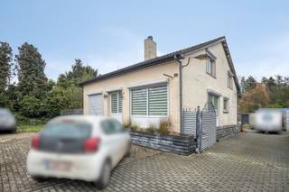 Deze te renoveren woning op een royaal perceel van 18 are 95 ca biedt een aangename groene setting aan de achterzijde van het perceel, terwijl je dankzij de nabijheid van de N136 en N71 geniet van een uitstekende bereikbaarheid richting omliggende gemeenten en belangrijke uitvalswegen. De omgeving biedt bovendien diverse natuur- en recreatiemogelijkheden, met tal van wandel- en fietspaden, bossen, meren en het populaire Zilvermeer in de buurt.<br /><br />Indeling:<br />Bij binnenkomst in de inkomhal krijgen we toegang tot twee slaapkamers, een apart toilet, een te renoveren badkamer, de kelder en de lichtrijke leefruimte met de mogelijkheid om een pelletkachel te plaatsen. Aansluitend bevindt zich de ruime, volledig uitgeruste keuken. Aan de achterzijde van de woning is er een praktische berging met aansluiting voor wasmachine en droogkast.<br />Via de vaste trap in de inkomhal bereiken we de eerste verdieping, waar zich nog drie slaapkamers en een tweede badkamer bevinden.<br /><br />Buitenruimte:<br />Het diepe perceel van bijna 19 are biedt tal van mogelijkheden. Achteraan bevinden zich meerdere garages, terwijl vooraan op het perceel chalets staan die vroeger dienst deden als kantoorruimtes en opslagruimte. Daarachter ligt nog een extra ruimte die in het verleden dienst deed als sauna. Dankzij de grootte en indeling van het perceel kan je achteraan genieten van een groene, meer afgeschermde omgeving.<br /><br />Extra troeven:<br />- Zeer ruim perceel<br />- Veel potentieel voor renovatie of herinrichting<br />- Uitstekende bereikbaarheid<br />- 5 slaapkamers<br />- Verhuurd tot 01/09/2026<br /><br />Renovatieverplichting residentiële gebouwen van toepassing. Meer info: https://energiesparen.be/renovatieverplichting.<br /><br />Voor meer info of een bezoek contacteer ons via info@vastengoed.be of via 014/72 73 74.<br /><br />Wenst u een gratis schatting van uw eigendom? Contacteer ons via 014/72 73 74.