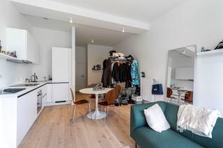 <p><span>Gerenoveerde studio (43 m²) met terras (4 m²) in Antwerpen (2060).</span></p><p><span> </span></p><p><span>Op deze opkomende locatie op een boogscheut van Park Spoor Noord en de Slachthuissite geniet je van de nabijheid van de stad, maar bereik je tegelijk de snelweg en de stadsrand in slechts enkele minuten. Verplaats je je met bus, tram of trein? Je hebt hier tal van openbare vervoersmogelijkheden op wandel- en fietsafstand en ook aan velo-stations is er geen gebrek in de nabije omgeving.</span></p><p><span> </span></p><p><span>De studio bevindt zich op de eerste verdieping van een kleinschalig gebouw, dat in 2024 volledig gerenoveerd is. Het dak is vernieuwd, de elektriciteit is conform en de ramen beschikken over dubbele PVC-beglazing. Alle vernieuwingen resulteren in een uiterst gunstige EPC-score A. Momenteel is de studio verhuurd aan €780/maand. </span></p><p><span> </span></p><p><span>Ondanks de oppervlakte van 43 m² voelt de studio erg ruim aan en dit mede dankzij de grote raampartij en het open zicht. De leefruimte heeft een totale oppervlakte van 36 m² en de open keuken is uitgerust met alle hedendaags comfort: kookvuur, dampkap, spoelbak, ingebouwde vaatwasser, oven, frigo en vriezer. De studio is gelegen aan de achterzijde van het gebouw, waardoor je hier kan genieten van rust en een open zicht op het noord-georiënteerde terras (4 m²). Verder zijn er nog een aparte wc en badkamer (6 m²) met douche, lavabomeubel en handdoekdroger aanwezig. Ook heb je ruimte om een wasmachine te plaatsen. </span></p><p><span> </span></p><p><span>Ben je op zoek naar een interessante investering of een ideaal startersappartement? Mis deze kans niet! Bewoonbare opp. 43 m² ref.: bruto vloeropp. Voor meer info of een gratis schatting surf naar www.hansimmo.be</span></p><p><span> </span></p><p><span>—————</span></p><p><span> </span></p>