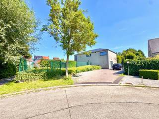 Op zoek naar ruimte, comfort, energiezuinigheid én absolute rust? Dan is deze prachtige open bebouwing uit 2006 precies wat u zoekt. Gelegen op het einde van een uiterst rustige en kindvriendelijke woonwijk in Sleidinge, geniet u hier van maximale privacy terwijl het centrum en de belangrijkste invalswegen zich op een steenworp afstand bevinden.<br />Deze instapklare woning bevindt zich op een perfect georiënteerd perceel van maar liefst 992 m², volledig zuidgericht, waardoor u de hele dag door van zonlicht geniet. De woning combineert hedendaags wooncomfort met uitstekende energieprestaties dankzij een uitstekend EPC-label A (74 kWh/m²), hoogrendementsbeglazing, een waterwarmtepomp (netten) met vloerverwarming, zonnepanelen met groenestroomcertificaten en een ventilatiesysteem.<br />Binnen wordt u verrast door de uitzonderlijk ruime leefruimte die naadloos aansluit op het grote zonneterras en de verzorgde tuin. De open keuken is praktisch ingericht en vormt het hart van de woning. Verder beschikt de woning over een moderne badkamer met dubbele inloopdouche en twee afzonderlijke toiletten.<br />Met maar liefst zes volwaardige slaapkamers (+ extra bureau), waarvan één op het gelijkvloers (momenteel ingericht als tv-ruimte), biedt deze woning uitzonderlijk veel mogelijkheden voor grote gezinnen, thuiswerkers of wie gewoon graag over extra ruimte beschikt.<br />Buiten wacht een waar vakantiegevoel. De prachtig aangelegde tuin vormt het ideale decor voor ontspanning, met als absolute blikvanger het ruime verwarmde zwembad van 5 x 10 meter. Daarnaast beschikt u over een grote luifel, een tuinberging en een ruime oprit waar meerdere voertuigen probleemloos kunnen parkeren.<br /><br />Een woning die ruimte, rust, comfort en energiezuinigheid op een unieke manier combineert. Hier geniet u elke dag van een vakantiegevoel, terwijl alle voorzieningen en verbindingswegen binnen handbereik liggen. Een absolute buitenkans voor wie op zoek is naar een instapklare gezinswoning met uitzonderlijk veel ruimte. Meer info of een bezoek? Bel WIJSvastgoed !