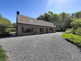 <p>Op een werkelijk idyllische, groene locatie vind je deze karaktervolle fermette boordevol potentieel. De charmante inkomhal leidt naar een bijzonder ruime leefruimte met zit- en eethoek, waar de open haard meteen sfeer brengt. De grote keuken met plaats voor een eethoek biedt tal van mogelijkheden voor een moderne upgrade. Verder vind je een praktische wasplaats en een apart toilet. De royale veranda vormt een absolute troef: een zee van licht, een prachtig uitzicht én directe toegang tot de uitgestrekte, wilde tuin. Deze unieke tuin met zonnig terras, volwassen bomen en weelderig groen is een droom voor natuurliefhebbers en biedt eindeloze mogelijkheden voor wie graag creëert.</p>
<p>Buiten zijn er meerdere ruime tuinbergingen, een garage en parkeerruimte voor zes voertuigen. Binnen beschikt de woning over drie slaapkamers, een badkamer met bad, lavabo en toilet, en een zolder van 50 m² die perfect kan worden omgevormd tot extra kamers of hobbyruimte.</p>
<p>Extra troeven</p>
<ul>
<li>deels dubbele beglazing</li>
<li>3 regenwaterputten van 3000 l</li>
<li>rolluiken</li>
<li>idyllische ligging</li>
<li>nabij belangrijke invalswegen, winkel,...</li>
<li>veel potentieel<br /><br /></li>
</ul>
Deze woning is te koop ZONDER makelaar via het concept van Smart Houses. Wenst u verdere inlichtingen of een bezoek? Contacteer rechtstreeks de eigenaar via 0495/48.16.54 of (0475/82.47.71 na 18u)