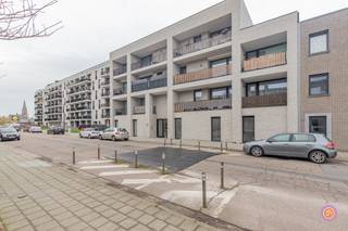 Vandaag nemen we je mee naar een recent gelijkvloers appartement dat centraal gelegen is in de gemeente Hoboken. Winkels, scholen en openbaar...