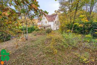 Ruime halfopen bebouwing met veel potentieel op perceel van 19A.<br /><br />In een rustige en aangename buurt, maar toch dichtbij alle voorzieningen, vinden we deze verrassend ruime woning boordevol mogelijkheden.<br /><br />Indeling:<br />Op het gelijkvloers kom je binnen via een ruime inkomhal met toegang tot de kelder. Vervolgens betreed je de zeer ruime leefruimte met eetplaats, die naadloos overgaat in de keuken. Aansluitend vind je een veranda met prachtig uitzicht op de tuin. Op de eerste verdieping bevinden zich drie ruime slaapkamers en een badkamer. De woning beschikt bovendien over een ruime zolder met vaste trap, ideaal om verder af te werken.<br /><br />EPC: 673 kWh/m².jaar<br /><br />Extra troeven:<br />- Rustige ligging, maar toch vlakbij scholen, winkels en openbaar vervoer<br />- Royaal perceel van 19A in bosrijke omgeving<br />- Gezinswoning met enorm renovatiepotentieel<br />- Woning met veel karakter<br /><br />Nog vragen? Neem dan zeker contact op met IMMO SP te Geel op 014/59 10 20 of via jill@immosp.be. Ben je ook benieuwd naar de waarde van je eigen woning? Vraag gerust een gratis en vrijblijvende verkoopanalyse aan, wij helpen je graag verder!