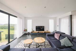 <p><span>NIEUWKERKEN-WAAS – Ruime, energiezuinige woning met tuin te koop!</span></p><p><span> </span></p><p><span>Bent u op zoek naar een instapklare, ruime woning met tal van mogelijkheden? Dan is deze eigendom beslist iets voor jou!</span></p><p><span>Deze bijzonder ruime woning (bouwjaar 2015) werd oorspronkelijk opgevat als kangoeroewoning en biedt heel wat opties: een grote gezinswoning, een woning met praktijkruimte of een combinatie van wonen en werken. De keuze is aan u!</span></p><p><span> </span></p><p><span>Enkele troeven:</span></p><ul><li><span>Energiezuinig (E-peil 16 - A-label) dankzij geothermische warmtepomp met koeling en zonnepanelen</span></li><li><span>Oprit voor 2 wagens, carport, afgesloten met een elektrische poort</span></li><li><span>4 ruime slaapkamers</span></li><li><span>Prachtig uitzicht over de achterliggende velden</span></li><li><span>Zeer onderhoudsvriendelijke tuin</span></li></ul><p><span>Indeling:</span></p><p><span>Gelijkvloers:</span><span><br />Inkomhal, ruime berging met aansluitingen voor wasmachine en droogkast, afzonderlijk toilet, drie grote slaapkamers en een badkamer met inloopdouche en dubbele wastafel.</span></p><p><span> </span></p><p><span>1ste verdieping:</span><span><br />Lichte en ruime woonkamer met open, volledig ingerichte keuken (inductiekookplaat, dampkap, vaatwasser, koelkast) en een aparte berging/wasplaats. Aansluitend zijn er twee terrassen: een kleiner terras aan de voorzijde (ca. 5 m²) en een royaal terras achteraan (ca. 20 m²) met zicht op de tuin en velden.</span></p><p><span> </span></p><p><span>2e verdieping:</span><span><br />Grote zolderruimte van 60 m² die nog volledig naar eigen wens kan worden ingericht: extra slaapkamers, een hobbyruimte, extra badkamer (leidingen reeds voorzien), ...</span></p><p><span> </span></p><p><span>Buiten:</span><span><br />De onderhoudsvriendelijke tuin beschikt over een carport met fietsenberging én een aparte tuinberging. De oprit biedt ruimte voor twee wagens en is afgesloten met een automatische poort.</span></p><p><span> </span></p><p><span>Interesse?</span><span><br />Wil jij deze veelzijdige woning zelf ontdekken? Neem dan snel contact op met Axel Lenaerts makelaars voor een afspraak!</span></p><p><span> </span></p>