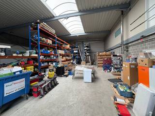 Magazijn 400m² met kantoor 100m² en showroom 100m² te huur te Zandhoven- Magazijn 400m²- Kantoor 100m²- Showroom/kantoor 100m²- Sannitair- Dubble...