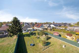 <p><br />In de rustige Jonker Janlaan in Attenhoven bevindt zich deze ruime woning op een perceel van 10a 08ca. Met een bewoonbare oppervlakte van circa 123 m² en alle belangrijke woonfuncties op het gelijkvloers, combineert deze woning praktisch comfort met een aangename landelijke ligging.<br />De woning werd doorheen de jaren op verschillende vlakken aangepakt. Zo werd er onder meer isolatie in de muren voorzien en beschikt het pand over een zeer recente stookolieketel, aangevuld met airconditioning. Ook de keuken werd recent vernieuwd.<br /><br />De indeling omvat een ruime leefruimte, een moderne keuken, drie slaapkamers, een badkamer en een apart toilet.<br />Een belangrijke troef is de ruime kelderverdieping die rechtstreeks aansluit op de garage. Boodschappen, fietsen of grotere spullen kunnen daardoor meteen praktisch opgeborgen worden, zonder dat u hiervoor door de woning hoeft.<br /><br />Achteraan geniet u van een mooie groene tuin met veel privacy. Via de achterzijde krijgt u bovendien een open zicht over de omliggende velden, wat het landelijke karakter van de woning extra benadrukt.<br /><br />De ligging is bijzonder praktisch: het centrum en station van Landen zijn snel bereikbaar, waardoor u vlot kan pendelen naar grotere steden. Ook Sint-Truiden bevindt zich op korte afstand.<br />Een interessante woning voor wie op zoek is naar ruimte, comfort en een rustige ligging, zonder in te boeten aan bereikbaarheid.<br /><br />Interesse? Neem gerust contact met ons op voor meer informatie of een bezoek ter plaatse.</p>