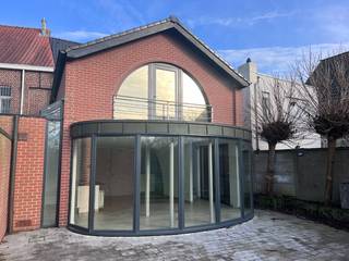 Deze verrassend ruime en lichtrijke woning met een bewoonbare oppervlakte van maar liefst 304 m² is gelegen in een aangename buurt in Zomergem,...