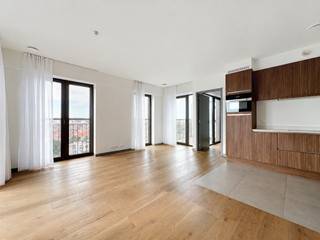 Tel: +32 456 12 69 37 / E-mail: kilian.f@weinvest.be<br /><br />We Invest is exclusively offering this beautiful apartment located in the Brooklyn building, in a low-traffic area between the Tour & Taxis site, green spaces and the canal. In this vibrant and inspiring urban environment, you will enjoy a unique lifestyle with pedestrian and cycling paths, culture, shops, local craftsmanship, social activities, leisure facilities and co-creation spaces. Park Lane is not just a fantastic place to live; it is a concept designed to offer a unique everyday living experience.<br /><br />This apartment boasts a magnificent view from the 11th floor overlooking the Park Lane development, the park and its ponds.<br /><br />This high-quality, unfurnished apartment comprises: a spacious entrance hall with a guest toilet and separate laundry area, a bright living room with a fully equipped open-plan kitchen opening onto a 5 m² terrace, and one bedroom with its own en-suite bathroom and toilet.<br /><br />Security door, triple glazing, double-flow ventilation system, Proximus fibre connection installed, excellent thermal and acoustic insulation.<br /><br />Easy access to the European Quarter and NATO. Public transport nearby (train, tram, metro and bus).<br /><br />Charges: €150/month (advance payment covering the common areas, hot water and heating).<br /><br />Available immediately. Three-year lease.