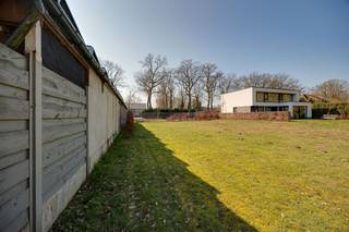 Ruime bouwgrond op rustige, residentiële ligging in Zoersel Hier vinden we een ruime bouwgrond te koop gelegen in Zoersel, aan de Driesheide en in de...