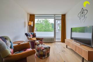 <p><span>Welkom in dit charmante, totaal gerenoveerde appartement gelegen in Hoboken, een ideale plek voor wie op zoek is naar comfort en een gezellige leefomgeving. </span></p><p><span>Bij het binnenkomen betreedt u een ruime en lichtrijke leefruimte met aansluitend de mooie keuken, perfect voor gezellige avonden met vrienden of familie. </span></p><p><span> </span></p><p><span>Dit appartement beschikt over twee comfortabele slaapkamers met grote ramen die zorgen voor voldoende natuurlijk licht. De badkamer is functioneel ingericht en voorzien van een inloopdouche, lavabo en aansluitingen voor wasmachine en droogkast.</span></p><p><span>Een apart toilet maakt het plaatje compleet.</span></p><p><span> </span></p><p><span>Geniet van de buitenlucht op het privébalkon, een perfecte plek voor uw ochtendkoffie of om te ontspannen na een drukke dag. Ondanks dat er geen garage beschikbaar is, biedt de straat voldoende parkeerruimte voor bewoners.</span></p><p><span> </span></p><p><span>Dichtbij alle nodige faciliteiten, zoals winkels, scholen en openbaar vervoer, is dit appartement een unieke kans voor starters of investeerders.</span></p><p><span> </span></p><p><span>Graag som ik voor u nog even de troeven op van dit leuke appartement in Hoboken:</span></p><ul><li><span>Gezellig appartement met 2 slaapkamers en zonnige buitenruimte</span></li><li><span>mooie parketvloer in alle kamers</span></li><li><span>Badkamer met inloopdouche</span></li><li><span>Nieuwe ramen en veiligheidsdeur</span></li><li><span>Openbaar vervoer, winkels en scholen in de nabijheid</span></li></ul><p><span> </span></p><p><span>EPC 169 kWh/m² jaar - label B</span></p><p><span>P-score (perceelscore): A</span></p><p><span>G-score (gebouwscore):</span><span> A</span></p><p><span> </span></p><p><span>Voor een bezoek ter plaatse kan u ons contacteren op het nummer 03 449 42 41 of mail ons via <span>hallo@habicom.be</span></span></p><p><span>Benieuwd naar de waarde van jouw woning? Check het gratis op <span>www.watismijnhuiswaard.be</span></span></p><p><span> </span></p>