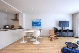 Instapklaar gelijkvloers appartement gelegen in een zijstraat van de Zeedijk in Duinbergen, met zijdelings zeezicht. Het appartement omvat een aangename leefruimte die toegang biedt tot een zonnig terras, een ingerichte open keuken, twee slaapkamers, een badkamer met inloopdouche, een apart toilet en een ruime berging. Het gebouw heeft recent een volledig nieuwe gevelrenovatie ondergaan alsook de inkomhal van het gebouw werd volledig vernieuwd.<br /><br />Optioneel is er de mogelijkheid tot aankoop van een dubbele garagebox (150.000 €) aan de achterzijde van het gebouw, met directe toegang tot het appartement.