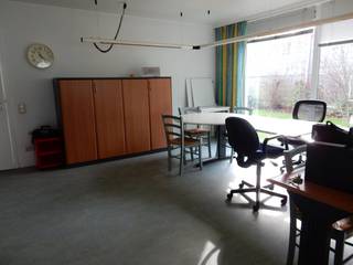 Op een goede locatie en dichtbij E 403 is deze opslagplaats van 710 m² met 1 grote garage terug te vinden.Hoge poorten zijn hier van toepassing.Veel...