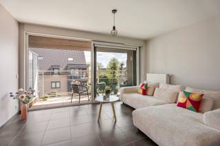 Deze residentie is gelegen vlakbij het hart van de bruisende stad Tielt. Het appartement bevindt zich binnen de ring, nabij het centrum, verschillende kleinhandel, scholen, sportgelegenheden en horeca liggen op enkele ogenblikken van dit eigendom verwijderd. Denk maar aan de donderdagmarkt  en de boerenmarkt op zaterdag die zich beide op wandelafstand bevinden. <br /><br />Het appartement beschikt over een gemeenschappelijke lift, een inkomhal met gastentoilet, een ruime leefruimte met grote ramen die een overvloed aan natuurlijk licht binnenlaten, een geïnstalleerde open keuken, twee slaapkamers, een badkamer, een berging met diverse aansluitingen voor het plaatsen van een wasmachine en/of droogkast en een zuidgericht overdekt terras.<br /><br />Verder biedt dit instapklaar appartement een praktische indeling met voldoende ruimte en comfort met een extra gerieflijke berging op -1 en een autostaanplaats.<br /><br /><strong>Goed om weten:</strong><br />Basishuurprijs: €800,-/maand<br />Provisie: €80,-/maand<br />Vrij vanaf december 2025<br /><br /><strong>Ook wild geworden van deze thuis? <br />Twijfel niet langer en leg vandaag nog uw bezoek vast! </strong>