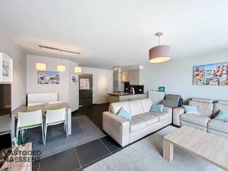 Cet appartement de 2 chambres à coucher est situé au 4ème étage de la résidence "Virgo". L'appartement est entièrement prêt à emménager et dispose de 2 belles terrasses où vous pourrez profiter pleinement du soleil et de la vue sur mer.<br /><br />L'appartement est agencé comme suit : 2 chambres à coucher dont une avec terrasse, des toilettes séparées, une salle de bains avec douche et une cuisine ouverte équipée de tous les appareils électroménagers ainsi qu'un débarras. De plus, il dispose d'un spacieux salon avec beaucoup de luminosité et d'une deuxième terrasse avec vue latérale sur la mer. L'appartement est en parfait état, tout comme la résidence, et dispose d'une cave. Cet appartement situé dans le calme de Raversijde présente bien sûr également de grands atouts tels que son excellent certificat de performance énergétique de seulement 79 kWh (A), des arrêts de tramway et la mer à quelques mètres de la résidence.