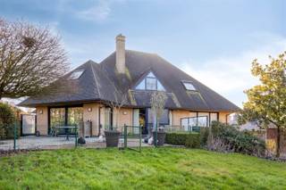 <h2><span>Riante villa op 3.465 m² in de prachtige Vlaamse Ardennen</span></h2><p><span>In het hart van de idyllische Vlaamse Ardennen, gemeente Volkegem, bevindt zich deze uitzonderlijk ruime villa of handelswoning, gelegen op een perceel van maar liefst 3.465 m². </span></p><p><span>Indeling</span></p><p><span>Gelijkvloers</span><span><br />Via de inkomhal met gastentoilet betreedt u de lichtrijke en royale leefruimte, bestaande uit een gezellige zithoek met gashaard en een eetplaats.<br />De volledig ingerichte keuken beschikt over een extra eetplaats en een praktische berging.</span></p><p><span>Aansluitend op de living en keuken bereikt u het ruime terras met prachtig zicht op de onderhoudsvriendelijke tuin, aangelegd met meerdere terrassen en een gazon ideaal om in alle rust te genieten van de omgeving.</span></p><p><span>Daarnaast biedt het gelijkvloers meerdere bureelruimtes met een aparte inkomhal, een extra toilet en een wachtzaal perfect voor een zelfstandige activiteit of vrij beroep.</span></p><p><span>Verdieping</span><span><br />Op de eerste verdieping bevinden zich drie ruime slaapkamers met ingebouwde kasten. De badkamer is uitgerust met zowel een ligbad als een douche. Verder is er een grote vergaderzaal die eenvoudig kan worden omgevormd tot extra slaapkamers, een studio of multifunctionele ruimte. Ook hier is een afzonderlijk toilet aanwezig.</span></p><h3><span>Extra troeven</span></h3><ul><li><span>Ruime garage voor twee wagens</span></li><li><span>Extra kelderberging</span></li><li><span>Heel wat parkeerplaatsen voor de woning, ideaal voor zelfstandigen met cliënteel</span></li><li><span>Asbestveilig</span></li><li><span>EPC: 214 Kwh/m2 </span></li><li><span>CV installatie van 2021. Vloerverwarming op het gelijkvloers</span></li><li><span>Ruime zolder</span></li></ul><p><span>Deze eigendom biedt tal van mogelijkheden voor wie ruimte, comfort en een topligging weet te waarderen. Uitermate geschikt voor grote gezinnen, zelfstandigen of beoefenaars van een vrij beroep.</span></p><p><span>Gelegen op slechts enkele kilometers van het centrum van Oudenaarde, geniet u hier van rust, privacy en unieke vergezichten, met alle voorzieningen binnen handbereik.<br />Perceel rechts en achteraan van de woning zijn gelegen in natuurgebied ! </span></p><p><span> </span></p><p><span>Maak je afspraak via jurgen@immodhondt.be</span></p>