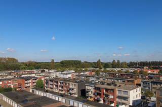 Ruim app met 2 slpks Op de zevende verdieping van een grootschalig appartementsgebouw vinden we dit appartement met mooi uitzicht terug. ZEVENDE...