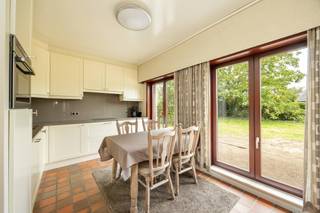 <strong>Ruime en instapklare open bebouwing met 3 slaapkamers op een perceel van 770<span>m²</span>. Gelegen kortbij het centrum van Geel en vlakbij alle voorzieningen. EPC 349 kWh/m². Label D.</strong><u><strong><br /><br />Ligging</strong></u>: gelegen vlakbij het centrum van Geel, in een zijstraat van de Rijn. <br /><br /><u><strong>Indeling</strong></u>: inkomhal, vestiaire, gastentoilet, 4 slaapkamers, badkamer, woonkamer, eetkamer, keuken, berging, inpandige garage, grote zolder, grote kelder en tuin.<br />
<p><strong><span>Omschrijving:</span></strong><span> Bij het betreden van de woning wordt u verwelkomd in een verzorgde inkomhal met apart gastentoilet. Van hieruit komt u in de ruime woon- en eetkamer, opgedeeld in twee gezellige leefzones. Met een oppervlakte van 38 m² vormt deze ruimte het hart van de woning. Dankzij de grote raampartijen geniet u hier van een overvloed aan natuurlijk licht en een aangenaam gevoel van ruimte. Aansluitend bevindt zich de ruime keuken. Deze werd vernieuwd in 2013 en is volledig uitgerust met moderne toestellen, waaronder een NEFF koelkast, microgolfoven, inductiekookplaat, vaatwasser en Novy dampkap. Naast de keuken bevindt zich een praktische koele berging, die rechtstreeks doorloopt naar de inpandige garage.</span></p>
<p><span>Aan de zijkant van de woning bevinden zich 4 slaapkamers. De eerste slaapkamer is ideaal als hoofdslaapkamer. De tweede kamer kan flexibel worden ingericht als kinderkamer, logeerkamer of thuiswerkplek. Ook de overige slaapkamers bieden een aangename oppervlakte en lichtinval. De ruime badkamer heeft een retro uitstraling en beschikt onder meer over een wastafel en ligbad.</span></p>
<p><span>Op de eerste verdieping bevindt zich een grote zolderruimte, ideaal als extra bergruimte. Ook de kelder biedt heel wat praktische mogelijkheden en is dankzij het in 2024 geplaatste drainagesysteem opnieuw kurkdroog.</span></p>
<p><span>Deze woning is ideaal voor wie op zoek is naar een </span>verzorgde en praktische gezinswoning met 4 slaapkamers, inpandige garage en alle belangrijke voorzieningen op het gelijkvloers.</p>
Stedenbouwkundige inlichtingen: vergunning uitgereikt, gelegen in woongebied, geen dagvaarding uitgebracht, geen voorkooprecht, verkavelingsvergunning uitgereikt, geen rechterlijke herstelmaatregel of bestuurlijke maatregel opgelegd of opname in het maatregelenregister