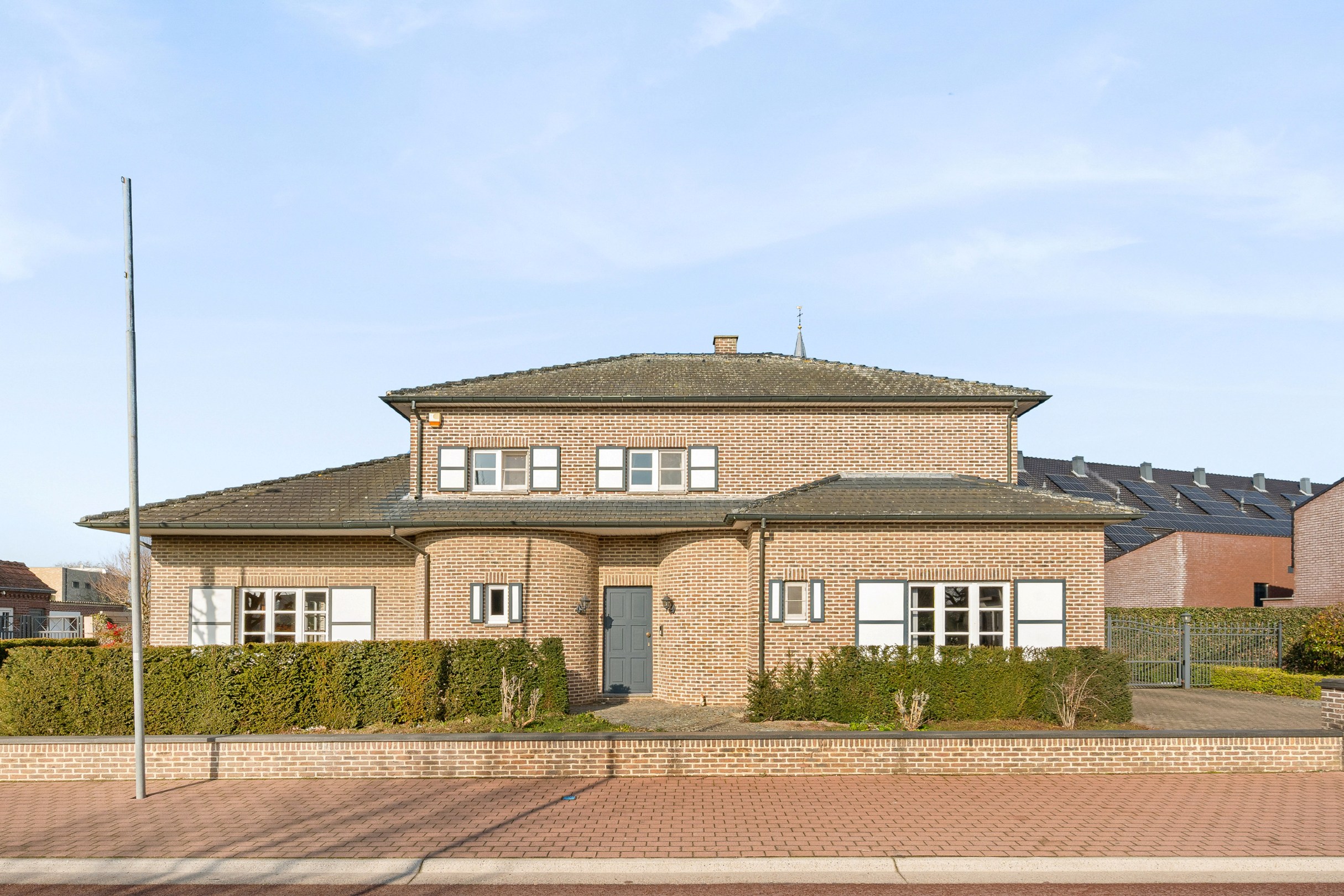 Stijlvolle villa van +-337m² op een top locatie te Kinrooi op een terrein van 1348m². - foto 1