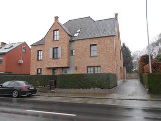 Instapklaar gelijkvloers appartement met o.a. 3 slaapkamers, terras, tuintje, kelder, fietsenberging en 2 parkeerplaatsen.Er is een aparte inkom.EPC...