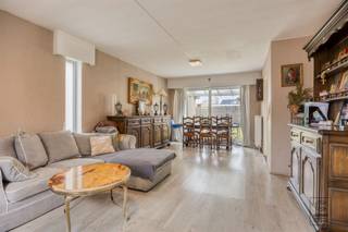 <p>Deze aangename gezinswoning met 3 slaapkamers bevindt zich in een rustige, doodlopende straat nabij het centrum van Sint-Lenaarts (Brecht). Indeling: u betreedt de woning via de inkomhal met apart gastentoilet en praktische berging. Van hieruit kom je in de leefruimte, waar de grote schuiframen achteraan zorgen voor een aangename connectie met de tuin (zuidoost gericht) en een mooie natuurlijke lichtinval. Aansluitend treffen we de keuken, die is uitgerust met een gaskookvuur, dubbele spoelbak en vaatwasser. Op de eerste verdieping bevinden zich drie comfortabele slaapkamers en een verzorgde badkamer met dubbele lavabo, toilet en een ruime inloopdouche. Een extra troef is de afgewerkte zolder, momenteel ingericht als dressing en bereikbaar via een vlizotrap. Tot slot beschikt de woning over een garage.<br /><br />Extra: <br />- EPC-klasse D (319 kWh / m² jaar -> GEEN renovatieverplichting!), elektriciteit conform<br />- Watertoets: perceelscore A, gebouwscore A<br />- Woongebied, Gmo, Gvkr, stedenbouwkundige informatie in aanvraag<br />- Niet opgenomen in het maatregelenregister<br /><br />Voor meer info ga naar www.coenenvastgoed.be of bel 03/375.82.92</p>