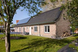 Op zoek naar een woning met veel ruimte en mogelijkheden? Dan is deze woning, gelegen in een gezellige residentiële wijk in Melle zeker een bezoek waard.<br /><br />Met een <strong>perceel</strong> van maar liefst <strong>1.110 m²</strong>, 161 m² bewoonbare oppervlakte (volgens het EPC-verslag) en 4 à 5 slaapkamers biedt deze woning heel wat ruimte.<br />Dankzij de goede oriëntatie geniet je bovendien heel de dag door van de zon en het groene karakter van de omgeving.<br /><br />De woning ligt wat verscholen op de tweede bouwlijn, wat zorgt voor een verrassend gevoel van privacy. De ligging naast de spoorweg is wel een aandachtspunt: het treinverkeer is hoorbaar en kan voor geluidshinder zorgen.<br /><br />De woning vraagt nog wat opfrissings- en renovatiewerken, maar biedt tegelijk mooie mogelijkheden om er helemaal je eigen thuis van te maken. Met een <strong>EPC-label D</strong> is er <strong>geen renovatieverplichting</strong> en via spouw- en buitenmuurisolatie kan er zelfs richting EPC B gewerkt worden.<br /><br />Samengevat: een ruime woning op een uitzonderlijk groot perceel, met groen, privacy en vooral veel potentieel. Echt eentje voor wie graag zijn eigen verhaal schrijft.<br /><br /><strong>Indeling</strong>: <br /><br /><strong>Gelijkvloers</strong>:
<ul>
	<li>Keuken</li>
	<li>Toilet </li>
	<li>Woonkamer</li>
	<li>Badkamer met bad, douche en 2de toilet</li>
	<li>2 Slaapkamers (waarvan 1 met vast trap naar verdiep)</li>
	<li>Terras</li>
	<li>Grote, zuid-gerichte tuin</li>
	<li>Garage</li>
</ul>
 <br /><strong>Verdieping:</strong><br />3 slaapkamers (1 "mezzanine"-slaapkamer naast de woonkamer en 2 slaapkamers via de andere vaste trap)<br /><br />Interesse? Contacteer Gilles: <strong>0497 72 68 34 </strong>of <strong>gilles@ocvastgoed.be</strong><br /><br />Technische gegevens:<br />Verwarming via gascondensatieketel, zonnepanelen, accumulerende kachel<br /><br />EPC:  kWh/m² 338 (D-label), Perceeloppervlakte: 1110m², Bruto Vloeroppervlakte: 161m² (volgens het EPC-verslag) <br />Stedenbouwkundige inlichtingen: Bufferzone &amp; Woongebied, stedenbouwkundige vergunning: niet van toepassing, verkavelingsvergunning: niet van toepassing, geen rechterlijke herstelmaatregel of bestuurlijke maatregel opgelegd, voorkooprecht.<br />Geen overstromingsgevoelig gebied. P-score = A, G-score = A<br />Dit pand is <u>niet</u> onderhevig aan de renovatieverplichting<br /> 