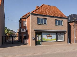 Ben je op zoek naar een energiezuinige handelswoning met een centrale ligging in Grote-Brogel? Dan is dit pand op een perceel van 8are 80ca precies wat je zoekt! Dankzij de gunstige ligging en talloze mogelijkheden biedt dit pand alles wat je nodig hebt.<br />De woning onderging een grondige renovatie van zowel woongedeelte als slaapkamers en badkamers. Daarnaast werden en 26 zonnepanelen geïnstalleerd, is de elektriciteit conform gemaakt en beschikt elke slaapkamer over zijn eigen airco. Achteraan beschikt het pand over 2 ruime garages en in de tuin is er een dubbele carport aanwezig. <br />Zowel wonen en werken op één plaats als co-housing, zijn hier een perfecte mogelijkheid. <br /><br />INDELING: <br />Gelijkvloerse verdieping:<br />- Polyvalente ruimte <br />- Bijkeuken<br />- Apart toilet<br />- Bergruimte <br />- Leefruimte met gashaard<br />- Geïnstalleerde keuken<br />- Vernieuwde badkamer<br />- Dubbele garage/magazijn <br />- Multifunctionele kamer <br /><br />Verdieping: <br />- 6 ruime slaapkamers <br />- Overloop<br />- Badkamer<br />- Apart toilet<br /><br />Kelder/Zolder: <br />Het handelshuis beschikt over een grote zolderruimte en is deels onderkelderd. <br /><br />Tuin/Terras:<br />Onderhoudsvriendelijke tuin met ingebouwd zwembad met warmtepomp en een overdekt terras. <br /><br />EXTRA TROEVEN:<br />+ 26 Zonnepanelen<br />+ Elektriciteit conform<br />+ Asbestvrij<br />+ Energiezuinig<br />+ Wonen en werken op één plaats<br />+ Magazijn met pelletkachel en inbouwkasten<br /><br />INTERESSE:<br />Wil je dit pand graag bezichtigen of wens je meer informatie? Neem contact met ons op en we helpen je dichtblij verder!