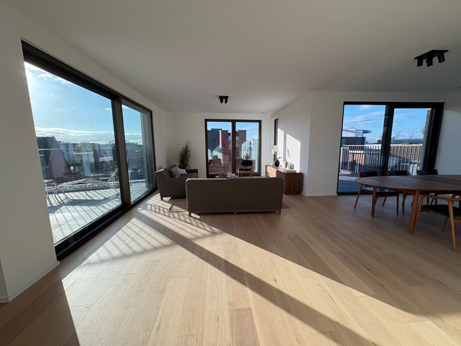 EXCLUSIEF EN LUXUEUS WONEN OP EEN BOOGSCHEUT VAN DE MARKT IN WAREGEM - foto 4