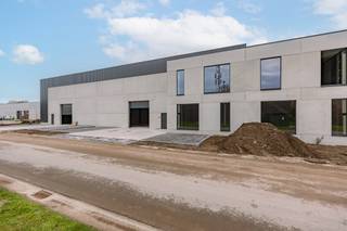 Ontdek het gloednieuwe KMO-project Gruuthuse in Oostkamp.<br /><br />Dit modern bedrijvenproject bevindt zich op een strategische locatie in het hart van West-Vlaanderen. <br />De laatste afwerkingswerken zijn volop aan de gang. <br />Ideaal voor ondernemingen die nood hebben aan extra ruimte of op zoek zijn naar een interessante investering.<br />De kmo-units in Oostkamp bevinden zich op een uitstekende locatie in de nabijheid van de grote steden zoals Brugge en Gent , waardoor ze kunnen bijdragen aan een bloeiende economische omgeving die tal van zakelijke kansen bieden.<br /><br /><br />Troeven: <br />* Toplocatie nabij Brugge en Gent - vlotte verbinding met de E40 en E403 <br />* Duurzame BEN gebouwen <br />* Casco oplevering met een oppervlakte van 916 m² <br />* Vrije hoogte van 10 meter<br />* Aparte kantoorruimte<br />* 2 verdiepen<br />* Mogelijkheid tot diverse optiepakketten<br />* 5 parkeerplaatsen<br />* Industriële, gepolierde gewapende betonvloer<br />* Lichtstraat in meerwandige polycarbonaatplaten met aluminium profielen<br />* Aluminium schrijnwerk met elektronische sectionale poort<br /><br />Onmiddellijk beschikbaar of beschikbaar op zeer korte termijn!<br /><br />Interesse?<br />Contacteer Simon via 0498 12 37 08 of mail naar simon@vicusvastgoed.be