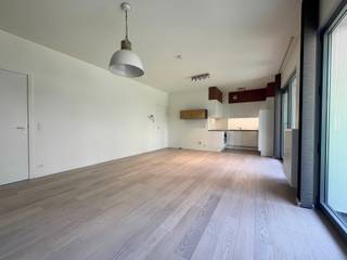 <p><span>BRUSSEL / CONGRESS - Ideaal gelegen in een rustige straat vlakbij het Stripmuseum, prachtig appartement van 97m2 + terras. Het biedt: een hal met garderobe, apart toilet en wasruimte, een grote woon/eetkamer van 60 m² met een volledig uitgeruste open keuken, twee slaapkamers (10 m² en 16 m²), een badkamer met dubbele wastafels en een kelder. Gemeenschappelijke kosten: 110 €/maand. EPB: D. U zult verleid worden door het terras, de locatie en de helderheid! </span>Onmiddellijk bezoeken.</p>