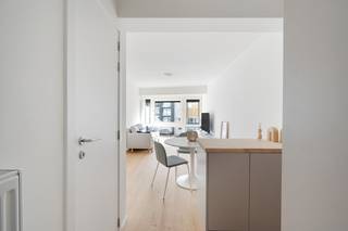 Deze recent gerenoveerde studio is uitstekend gelegen, met inkom langs de Zeedijk in Heist, op slechts enkele stappen van het strand.<br /><br />De leefruimte is lichtrijk en afgewerkt met een warme houten vloer en praktische ingebouwde kasten. Aansluitend vind je een open, volledig ingerichte keuken.<br /><br />De badkamer beschikt over een inloopdouche, toilet en lavabo, en werd net als de rest van de studio stijlvol vernieuwd.<br /><br />Een ideale uitvalsbasis aan zee of interessante investeringsopportuniteit.<br /><br />Contacteer ons voor bijkomende informatie of een bezoek!