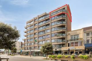 Dans le centre de La Panne, nous trouvons cet appartement lumineux (80m²) à vendre. L'appartement dispose de 2 chambres, de 2 terrasses (total de 11 m²) et d'un sous-sol privé. Situé à quelques pas de la mer et à proximité de tous les commerces et restaurants ! Vous recherchez un bien immobilier à La Panne ? Assurez-vous de continuer à lire !MISE EN PAGE :&gt; Septième étage :- hall d'entrée avec vestiaire ;- espace de vie avec accès à la terrasse avec vue sur le marché ;- cuisine avec cuisinière, hotte, réfrigérateur, four, lave-vaisselle et évier ;- un débarras séparé avec raccordement pour machine à laver ;- chambre à coucher (1) ;- chambre (2) avec accès à la terrasse surplombant le quartier Dumont ;- salle de bain avec douche, baignoire, toilettes, double vasque avec lavabo et raccordement pour machine à laver ;- toilettes séparées&gt; rangement privé au sous-solGÉNÉRAL :- chauffage central au gaz naturel avec une nouvelle chaudière à condensation depuis 2023 ;- EPC B favorable (195 kWh/m² par an)- double vitrage en aluminium renouvelé depuis 2024 ;Vous recherchez un appartement agréablement spacieux, comme investissement, résidence permanente ou résidence secondaire ? N'hésitez pas à contacter Dewaele Koksijde (058 330 600).