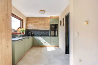 Gerenoveerd appartement met 2 slaapkamers en ruim terras<br /><br />Dit appartement werd goed onder handen genomen met de actuele presentatie als resultaat. Keuken, badkamer, toilet, vloer. Het werd allemaal recent vernieuwd.<br /><br />INDELING<br />Inkomhal met vestiaire<br />Apart toilet <br />2 slaapkamers<br />Badkamer met inloopdouche <br />Ruime woonkamer <br />Keuken 2025<br />Was- en voorraadberging<br />Ruim terras 26m²<br />Aparte garage (water en elektriciteit) deze is verplicht mee aan te kopen voor 20.000€.<br /><br />BIJZONDERHEDEN<br />Goede centrale ligging.<br />Garage.<br />Investeringspand.<br />Elektriciteit conform<br /><br />POSITIEVE ASPECTEN<br />Kleinschalig project.<br />Gunstig EPC B.<br />Groot terras.<br />Elektrische rolluiken