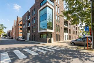 In het bruisende centrum van Beveren bevindt zich dit gelijkvloers appartement met 1 slaapkamer, een autostaanplaats en een ruime...