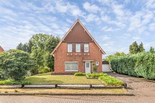 <br />Bent u op zoek naar een woning met ruimte, een rustige ligging en tal van mogelijkheden? Dan is deze charmante open bebouwing zeker een bezoek waard. Gelegen in een rustige straat en omgeven door een groene omgeving, geniet u hier van een aangename woonomgeving waar rust, privacy en wooncomfort centraal staan.<br /><br />De woning bevindt zich op een mooi perceel van 8 are 46 centiare en beschikt over een ruime tuin die tal van mogelijkheden biedt. Dankzij de open bebouwing geniet u van een aangenaam gevoel van vrijheid en van voldoende buitenruimte om volledig naar eigen wens in te richten. Of u nu droomt van een mooie tuin, een terras of extra speelruimte voor de kinderen, hier zijn de mogelijkheden aanwezig. ☀️🌿<br /><br />Binnen wordt u verwelkomd in een gezellige leefruimte met een aangename lichtinval. De woning beschikt daarnaast over drie slaapkamers, waardoor ze perfect geschikt is voor gezinnen, koppels of iedereen die graag over wat extra ruimte beschikt. De praktische indeling zorgt voor een comfortabele basis en biedt de mogelijkheid om de woning stap voor stap verder af te stemmen op uw eigen smaak en behoeften. 🏡🛏️<br /><br />Wat deze eigendom extra aantrekkelijk maakt, is het aanwezige potentieel. De combinatie van de open bebouwing, het ruime perceel, de rustige ligging en de beschikbare woonruimte biedt heel wat kansen voor wie op zoek is naar een woning die verder kan worden vormgegeven volgens de hedendaagse woonwensen. Hierdoor vormt deze woning een uitstekende opportuniteit voor kopers die op zoek zijn naar een eigendom met toekomstmogelijkheden. ✨🔑<br /><br />De ligging vormt eveneens een belangrijke troef. U woont hier in een rustige omgeving met een aangename groene uitstraling, terwijl winkels, scholen, openbaar vervoer en belangrijke verbindingswegen zich op een vlotte afstand bevinden. Zo geniet u dagelijks van een mooie balans tussen rust en bereikbaarheid.<br /><br />Kortom, deze charmante open bebouwing combineert een rustige ligging, een perceel van 8 are 46 centiare, drie slaapkamers en heel wat mogelijkheden. Een ideale kans voor wie op zoek is naar een woning met karakter en potentieel in een aangename woonomgeving. ❤️🏡<br /><br />Stedenbouwkundige info:<br />Woongebied – bouwvergunning – geen rechterlijke herstelmaatregel of bestuurlijke maatregel opgelegd – geen voorkooprecht - verkavelingsvergunning. <br /><br />O-peil: niet overstromingsgevoelig<br /><br />EPC: 611 kWh/m² jaar - certificaatnummer: 20260617-0003893257-RES-1<br /><br />G-score: A<br />P-score: A