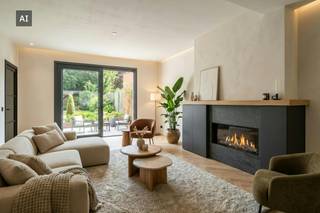 Maak van dit ruime huis jouw nieuwe thuis!<br /><br />Dit stevig gebouwd huis is centraal gelegen te Roeselare, met een vlotte verbinding via de belangrijkste invalswegen en scholen, winkels en andere voorzieningen in de nabije omgeving. Dit huis biedt met een bewoonbare oppervlakte van ca. 190 m² en een perceel van 225 m² heel wat ruimte en mogelijkheden.<br /><br />Het huis dient volledig gerenoveerd te worden, maar vormt dankzij de stevige structuur en ruime indeling een uitstekende basis om er een hedendaagse en comfortabele thuis van te maken.<br /><br />Indeling:<br /><br />Kelder<br /><br />Gelijkvloers:<br />- Inkomhal<br />- Ruime leefruimte<br />- Keuken<br />- Berging<br />- Apart toilet<br />- Inpandige garage<br /><br />Eerste verdieping:<br />- 3 ruime slaapkamers<br />- Badkamer<br /><br />Tuin<br />- zonnig terras<br />- tuinhuis <br /><br />Kortom, een ruim huis met heel wat potentieel, ideaal voor wie op zoek is naar een renovatieproject en zijn huis volledig naar eigen smaak wil vormgeven. Dankzij de centrale ligging, de goede bereikbaarheid en de vele mogelijkheden is dit een interessante opportuniteit in Roeselare.<br /><br />Contacteer mij snel om een bezoek in te plannen!<br /><br /><br />Dit pand is onderworpen aan de renovatieverplichting van de Vlaamse overheid voor residentiële gebouwen (behoudens bij sloop binnen 5 jaar na de aankoop). Consulteer voor meer informatie de website van het Vlaams Energie- en Klimaatagentschap via https://www.vlaanderen.be/een-woning-kopen/renovatieverplichting-voor-residentiele-gebouwen<br /><br />Bestuursmaatregelen in het maatregelenregister: nee<br /><br />Deze AI-visualisaties zijn bedoeld als inspiratie. Er werd geen rekening gehouden met technische specificaties, stedenbouwkundige voorschriften of de concrete mogelijkheden tot realisatie.