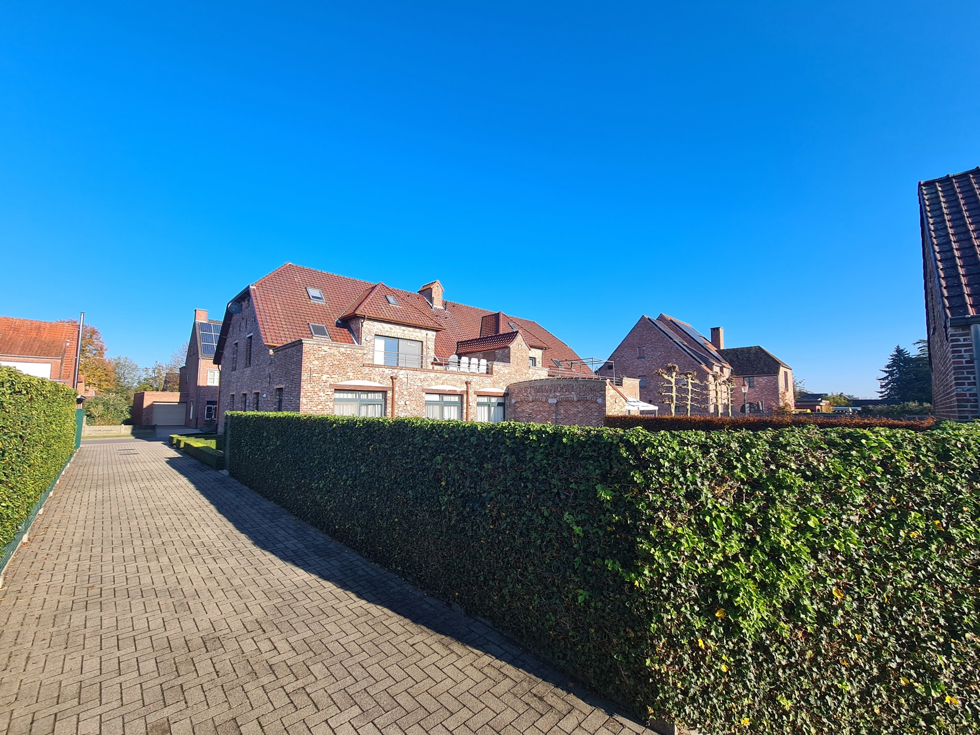 Zeer goed onderhouden opbrengsteigendom van 6 appartementen - foto 2