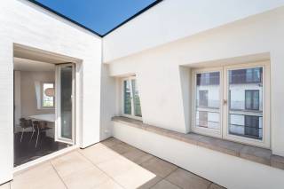 Wilt u de eerste bewoner worden van dit stijlvolle dakappartement in een kleinschalige residentie waarvan de totaalrenovatie recent werd voltooid? Dit bemeubelde appartement is gelegen in de Bresstraat, op de hoek met de Amerikalei, op een absolute toplocatie in Antwerpen. U woont hier op wandelafstand van het bruisende Zuid, het Marnixplein en het KMSKA, omringd door tal van gezellige restaurants, cafés en boetieks. Bovendien geniet u van een uitstekende bereikbaarheid dankzij de vlotte verbindingen met het openbaar vervoer en de belangrijkste invalswegen.<br /><br />Het kloppende hart van het appartement is zonder twijfel de lichtrijke leefruimte, waar de vele raampartijen een overvloed aan natuurlijk licht binnenbrengen. De stijlvolle open keuken met centraal kookeiland vormt het middelpunt van de ruimte en is uitgerust met hoogwaardige inbouwtoestellen, waaronder een BORA-kookplaat met geïntegreerde dampkap en een Quooker-kraan. De keuken vloeit naadloos over in de gezellige eetruimte en de sfeervolle woonkamer, waardoor een open en harmonieus geheel ontstaat. De smaakvolle, kwalitatieve afwerking en het zorgvuldig gekozen meubilair versterken de moderne en elegante uitstraling van dit appartement.<br /><br />Dé troef van het appartement? Het gezellige terras van ca. 14m2 waar u in alle rust van de buitenlucht kunt genieten. Daarnaast is er ook een bureauruimte aanwezig. Verder beschikt het appartement over een slaapkamer, voorzien van maatwerkkasten die optimaal gebruikmaken van de beschikbare ruimte. Aansluitend bevindt zich een stijlvolle ensuite badkamer, uitgerust met een ruime inloopdouche en een modern wastafelmeubel met praktische opbergruimte. De hoogwaardige afwerking en het doordachte ontwerp zorgen voor een comfortabel en luxueus woongevoel.<br /><br />Kortom, een uitzonderlijk appartement waar luxe, comfort en een topligging perfect samenkomen.<br /><br />Huurprijs: 1.495,00 EUR/maand<br />Kosten: 195,00 EUR/maand (incl gas, water &amp; elektriciteit)<br />Beschikbaarheid: onmiddellijk <br /><br />Interesse?<br />Contacteer LISTED voor een bezoek: +32 3 283 51 51<br />
