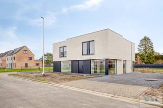 In een residentiële verkaveling te Laakdal, bevindt zich dit energiezuinig nieuwbouwproject bestaande uit 4 halfopen bebouwingen met modern...