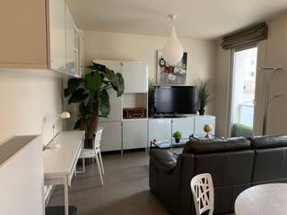 Dit appartement in Oostende, gelegen in residentie VISTA, biedt alles wat je nodig hebt voor een comfortabel verblijf aan de Belgische kust. Het appartement is trendy ingericht en beschikt over één slaapkamer, ideaal voor een stel of klein gezin.<br /><br />De residentie VISTA is gebouwd in 2014 en is voorzien van alle moderne gemakken. Het gebouw is goed onderhouden en biedt een veilige en rustige omgeving voor haar bewoners. Daarnaast is er een lift aanwezig, wat het appartement ook toegankelijk maakt voor mensen met beperkte mobiliteit. Individuele verwarming op gas; Fietsenberging in de residentie.<br /><br />Het appartement zelf is licht en ruim, met een open woonkamer en keuken. De keuken is volledig uitgerust met alle benodigde apparatuur en kookgerei, zodat je zelf maaltijden kunt bereiden. De slaapkamer biedt voldoende kastruimte en een comfortabel tweepersoonsbed.<br /><br />Het strand ligt op loopafstand, evenals de winkels, restaurants en bezienswaardigheden van Oostende.<br /><br />Kortom, dit appartement in residentie VISTA is de perfecte uitvalsbasis voor een ontspannen vakantie aan de Belgische kust. Met haar ideale ligging, moderne voorzieningen en comfortabele inrichting, zul je hier zeker genieten van een heerlijk verblijf.
