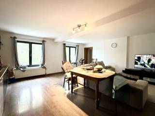 <p>Mooi appartement met 2 slaapkamers in een karaktervol gebouw, gelegen in het centrum van Aat.<br /><strong>Indeling:</strong> inkomhal met apart toilet, ruime woonkamer met salon en eetruimte, open naar een volledig uitgeruste keuken, 2 mooie slaapkamers en een badkamer met bad en wastafel.<br />Het appartement beschikt ook over een privékelder.</p><p><strong>Technisch:</strong> EPC-label B, dubbele beglazing, centrale verwarming op gas met individuele ketel, elektrische installatie conform, gebouw voldoet aan brandveiligheids- en elektriciteitsnormen.</p><p><strong>Bezoeken op afspraak</strong> met IMMO BEGUIN: baptiste@immobeguin.be</p>
