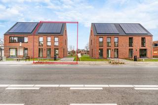 <p><strong>Energiezuinige nieuwbouwwoning, rustig gelegen aan de stadsrand in Geel langs de verbindingsweg naar Mol en vlakbij de Ring rond Geel</strong><br /><br /><strong>INDELING </strong><br /><br /><span>Gelijkvloers: </span><br />• Inkomhal met gastentoilet.<br />• Ruime, lichtrijke leefruimte met plafondhoge ramen, en achterliggend een moderne en volledig geïnstalleerde keuken ( (inductie kookplaat inclusief afzuigkap, combi-oven, vaatwasmachine, ijskast) met voldoende kastruimte . Aansluitend treft men de berging/ technische ruimte aan met daarin de aansluiting voor de wasmachine.<br /><br /><span>1ste verdieping</span><br />De nachthal verleent toegang tot de 3 slaapkamers (12m², 10m² en 9m²) en de badkamer met daarin een douche, ligbad, dubbele lavabo en toilet.<br /><br /><span>2de verdieping</span><br />Via een vast trap komt men in een polyvlante ruimte die verder kan worden ingericht als slaapkamer of hobbyruimte.<br /><br /><span>Tuin </span><br />Het terras van ca 20m² is gericht op het noorden. Verder is er een oprit met plaats voor 2 wagens.<br /><br /><strong><span>BIJZONDERHEDEN </span></strong><br /><br />- Ventilatie C<br />- Regenwaterput<br />- Zonnepanelen <br />- Gunstig E-peil<br />- Vloerverwarming (door warmtepomp) op het gelijkvloers, 1ste verdieping (badkamer)<br />- Onmiddellijk beschikbaar <br />- Raamdecoratie zelf te voorzien door huurder(s)</p>
<p><span><strong>POSITIEVE ASPECTEN<br /></strong></span>- nieuwe woning<br />- energiezuinig<br />- goede ligging<span><strong><br /><br /></strong></span>Grondplannen in bijlage<br />Kosten nutsvoorzieningen (water, elektriciteit, internet) vallen ten laste van de huurder(s)</p>